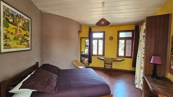 Desk, laptop workspace, free WiFi