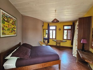 Escriptori, espai de treball apte per a portàtils i wifi gratuïta 