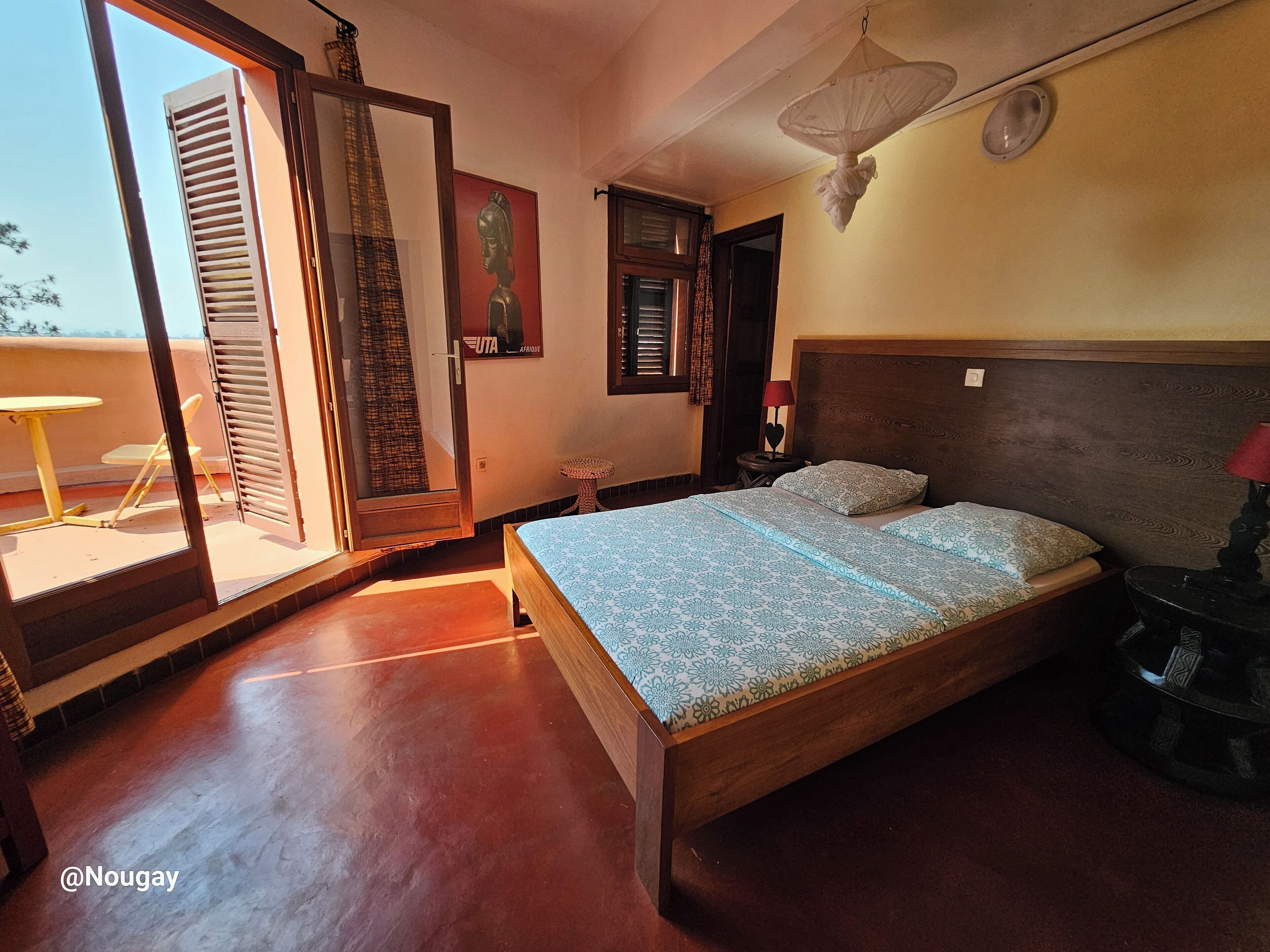 Desk, laptop workspace, free WiFi