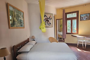 Escritorio, espacio para trabajar con laptop y wifi gratis