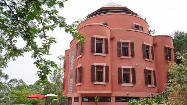 A pink building with multiple windows and a central dome. - VILLA BOUTANGA (Bangoulap)