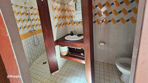 A bathroom with a shower, sink, and toilet. - VILLA BOUTANGA (Bangoulap)