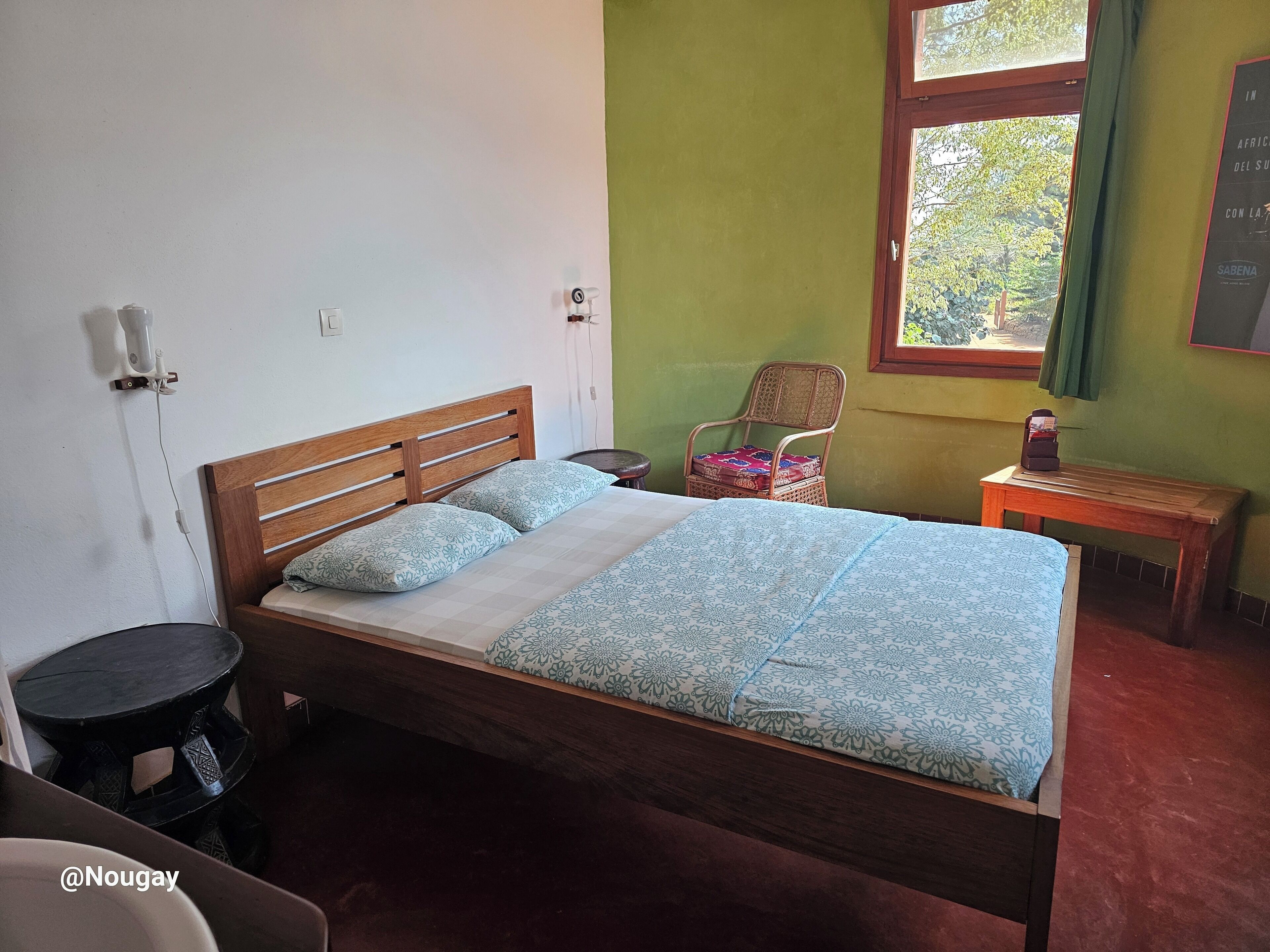 スタンダード ダブルルーム クイーンベッド 1 台 禁煙 共用バスルーム | デスク、ノートパソコン用作業スペース、WiFi (無料)