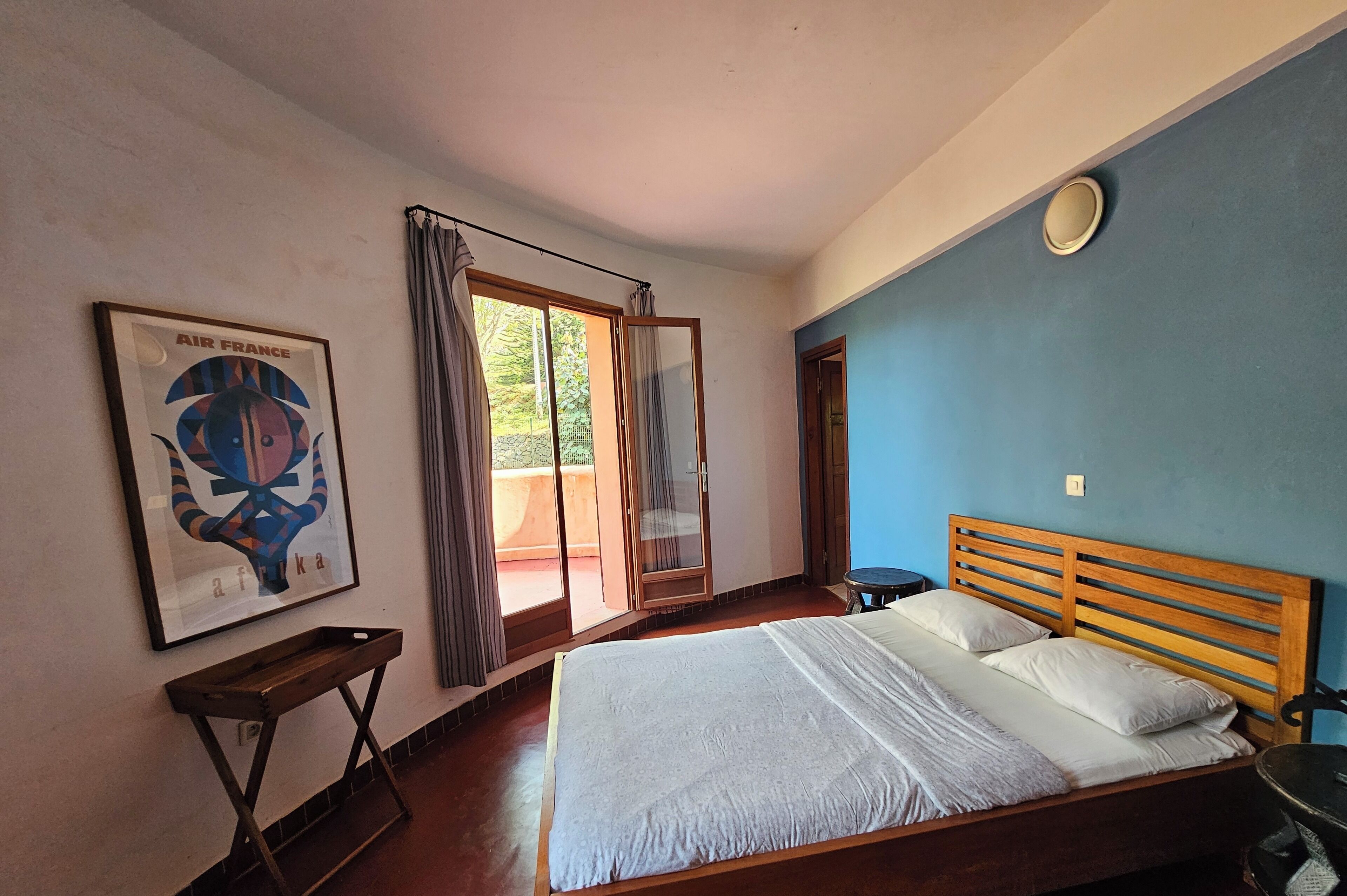 Een bureau, een laptopwerkplek, gratis wifi