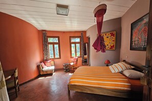 办公桌、笔记本电脑工作区、免费 WiFi