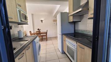 Køleskab, mikrobølgeovn, ovn, kogeplade