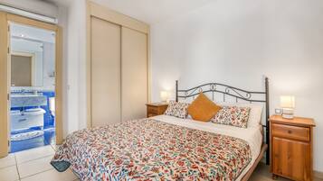 1 slaapkamer, een strijkplank/strijkijzer, wifi, beddengoed