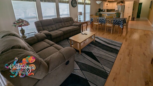 Una sala de estar con sofá, una mesa de centro y un comedor con mesa y sillas.