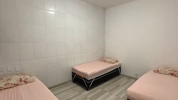 Een strijkplank/strijkijzer, wifi, beddengoed