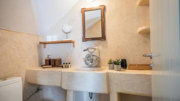 Villa, Bergblick | Badezimmer | Dusche, Regendusche, kostenlose Toilettenartikel, Haartrockner