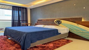 Une chambre à coucher avec un lit, une planche de surf, une tête de lit en bois, une fenêtre avec des rideaux et un tapis rouge.