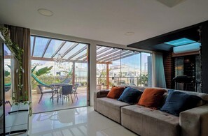 Fernseher, Kamin, Stereoanlage