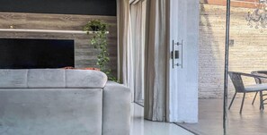 TV, fireplace, stereo