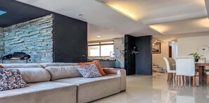 Televisión, chimenea y estéreo 