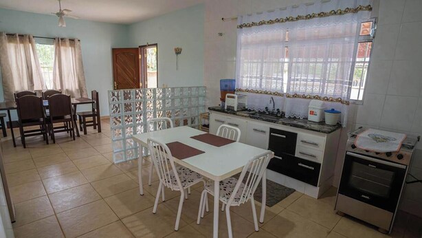 Eine Küche mit Essbereich, Herd und Kühlschrank.