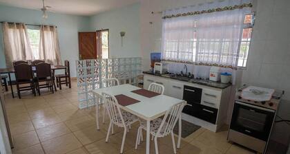 Casa em Barra do Ribeira com Acesso à Praia