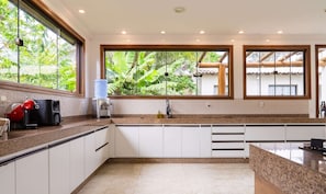 Kjøleskap, mikrobølgeovn, kokeplater og kaffetrakter/tekoker