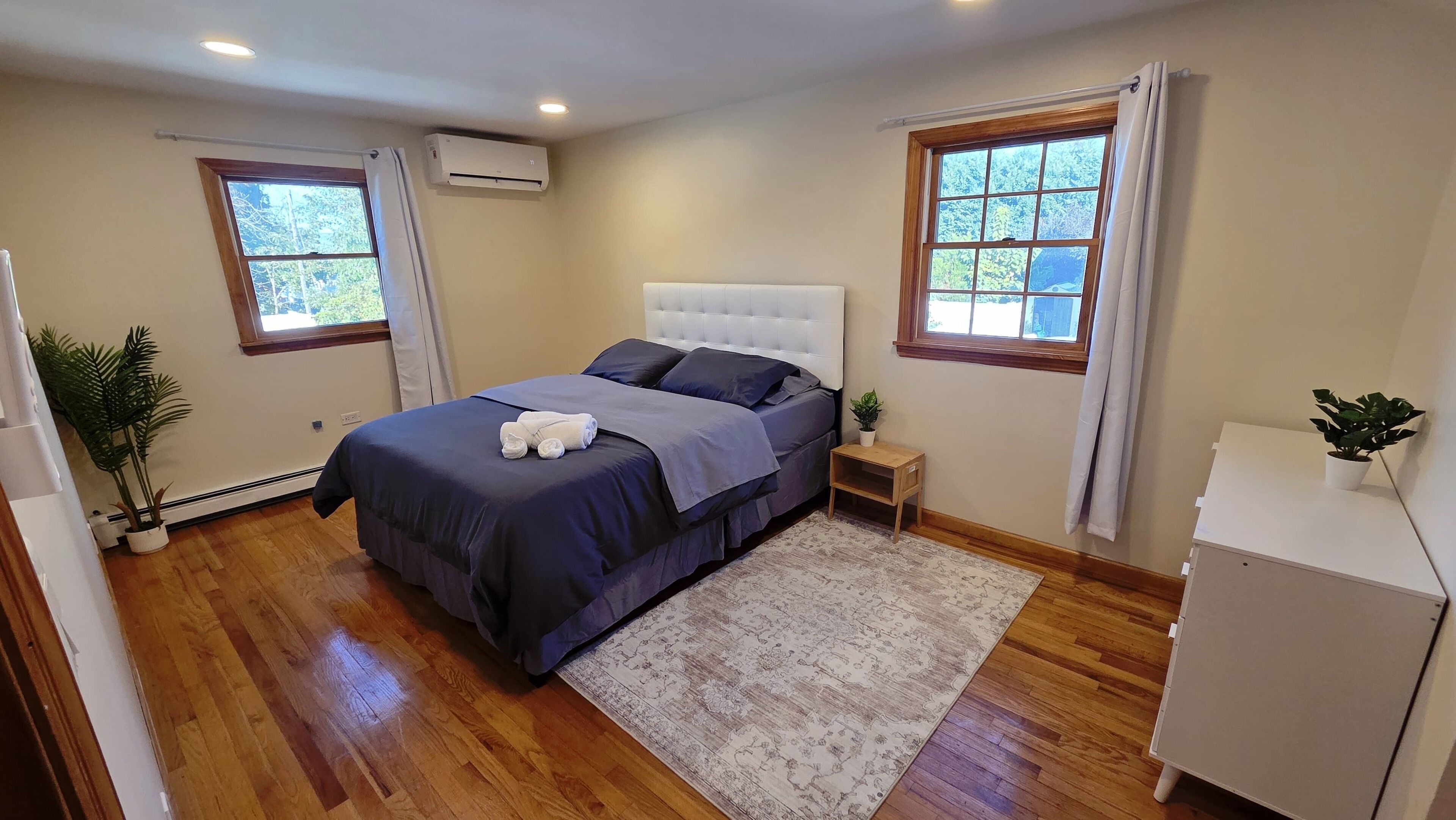 4 habitaciones, escritorio y tabla de planchar con plancha 