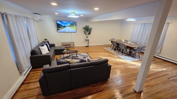 Smart TV - Spacious 4-bedroom 2.5 bath colonial in Hicksville by Seema (Hicksville)