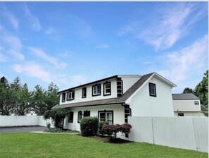 Exterior - Spacious 4-bedroom 2.5 bath colonial in Hicksville by Seema (Hicksville)