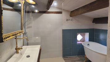 Comfort Room, Garden View | Iron/ironing board, free WiFi