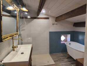 Phòng tiện nghi đơn giản, quang cảnh vườn | Bàn ủi/dụng cụ ủi quần áo, truy cập Internet không dây miễn phí