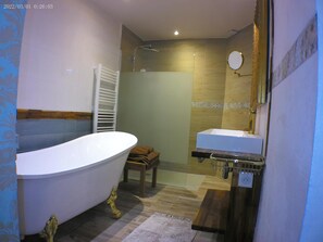 Habitación Deluxe | Tabla de planchar con plancha y wifi gratis