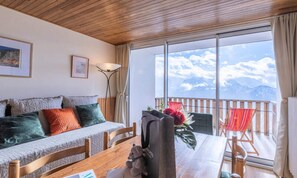 Interior - The Songs D5 (Huez)