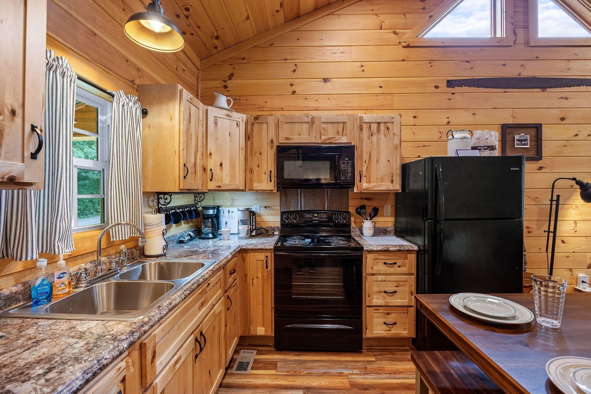 Cabin, 2 Bedrooms | Private kitchen | Fridge, oven, coffee/tea maker