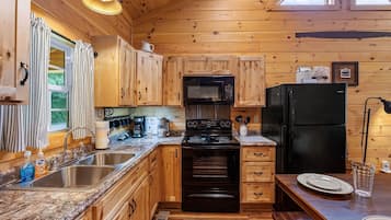 Cabin, 2 Bedrooms | Private kitchen | Fridge, oven, coffee/tea maker