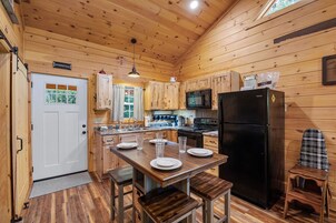 Cabin, 2 Bedrooms | Private kitchen | Fridge, oven, coffee/tea maker