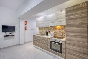 Fridge, oven, stovetop, coffee/tea maker