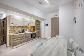 Fridge, oven, stovetop, coffee/tea maker