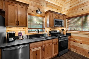 Cabin, 2 Bedrooms | Private kitchen | Fridge, oven, coffee/tea maker