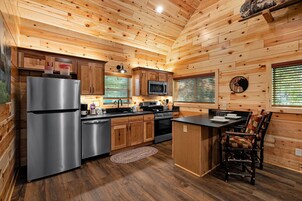 Cabin, 2 Bedrooms | Private kitchen | Fridge, oven, coffee/tea maker