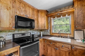 Chalet, 4 Bedrooms | Private kitchen | Fridge, oven, coffee/tea maker