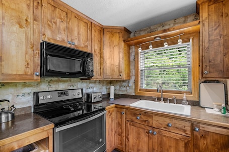 Chalet, 4 Bedrooms | Private kitchen | Fridge, oven, coffee/tea maker