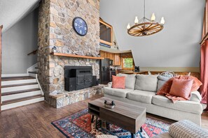 Chalet, 4 Bedrooms | Living area