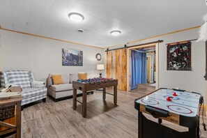 Chalet, 4 chambres | Salle de jeux