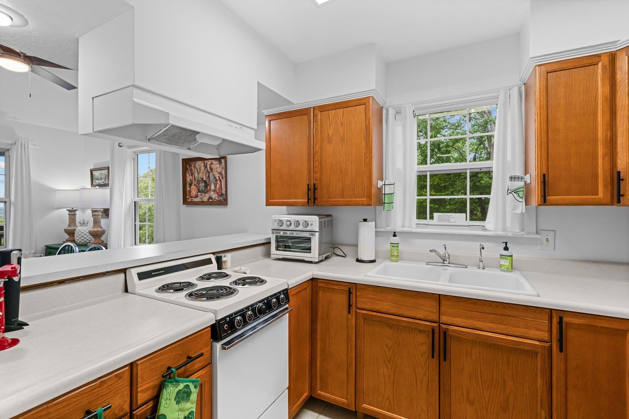 Cabin, 3 Bedrooms | Private kitchen | Fridge, oven, coffee/tea maker