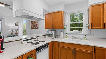 Cabin, 3 Bedrooms | Private kitchen | Fridge, oven, coffee/tea maker