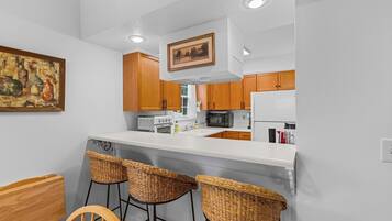 Cabin, 3 Bedrooms | Private kitchen | Fridge, oven, coffee/tea maker