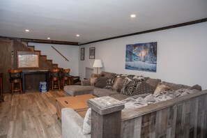 Casa, 3 habitaciones | Área de sala de estar | Smart TV 