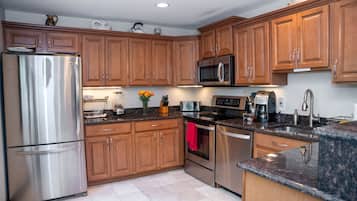 House, 3 Bedrooms | Private kitchen | Fridge, oven, coffee/tea maker, toaster