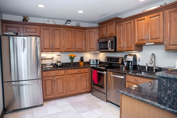 Hus, 3 soverom | Eget kjøkken | Kjøleskap, ovn, kaffetrakter/tekoker og brødrister