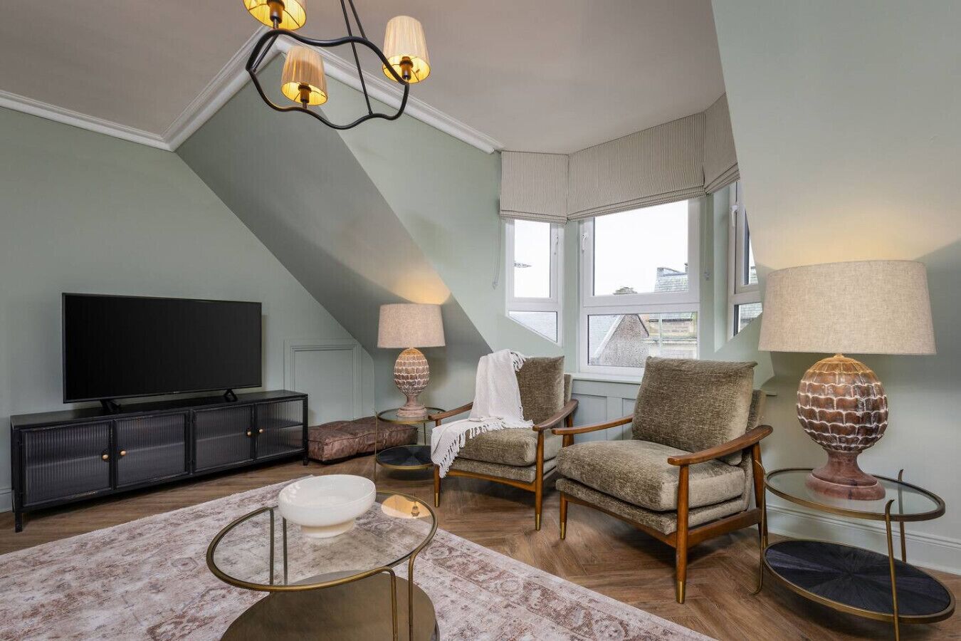 Televisión y chimenea 