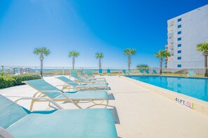 Appart'hôtel, 3 chambres | Piscine | Piscine couverte, piscine extérieure