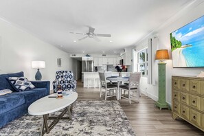 Appart'hôtel, 2 chambres | Coin séjour | TV connectée