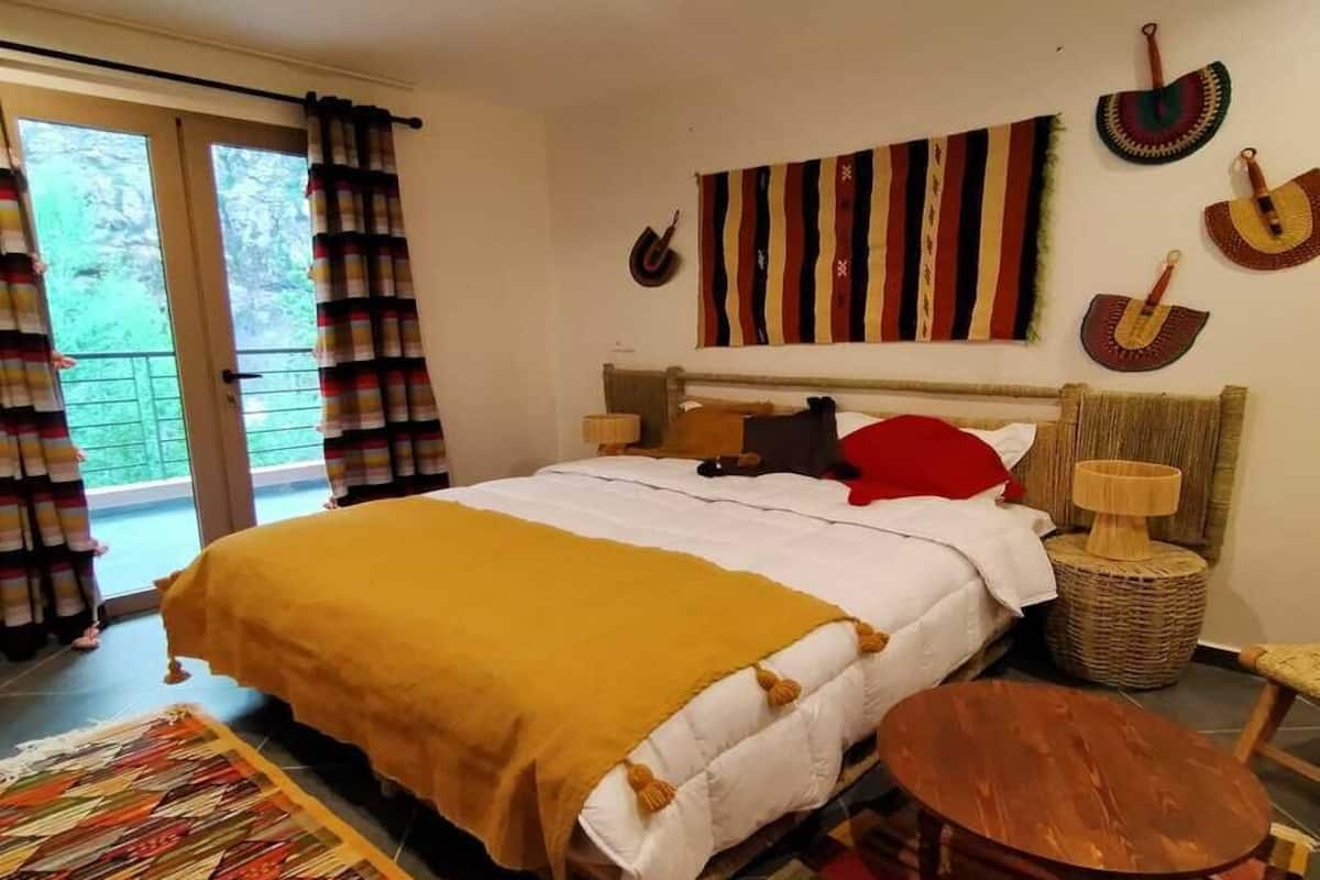 Habitación superior con 1 cama matrimonial o 2 individuales, vista al lago | Cortinas blackout y wifi gratis