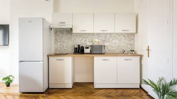 Apartemen, pemandangan kebun | Dapur pribadi | Lemari es, microwave, kompor, dan pemanggang roti